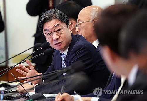 발언하는 금융위원장
