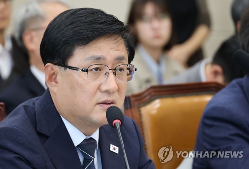 의원 질의에 답변하는 김성환 장관