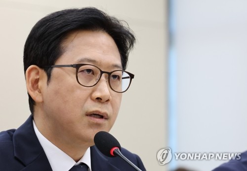 의원 질의에 답하는 배경훈 부총리