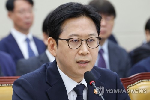 의원 질의에 답하는 배경훈 부총리