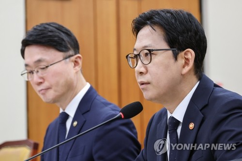 의원 질의에 답하는 배경훈 부총리