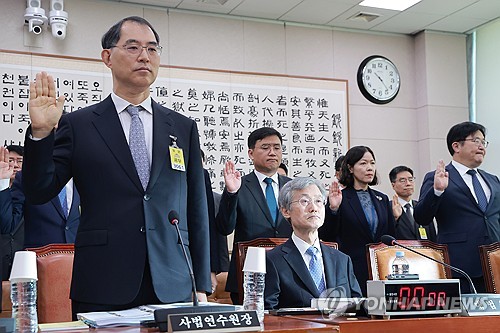 선서하지 않는 조희대 대법원장