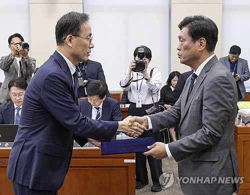 선서문 제출하는 이형일 부총리