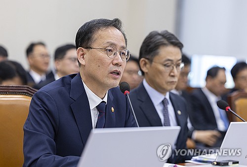 주거 안정 관련 대책 질의에 답하는 이형일 부총리
