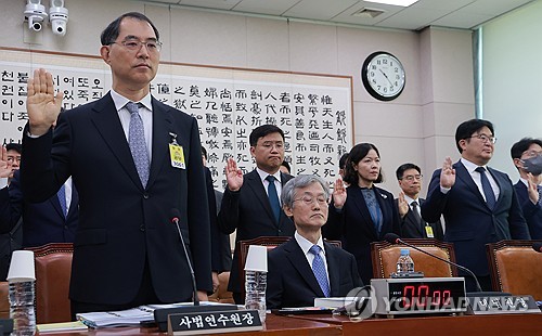 선서하지 않는 조희대 대법원장