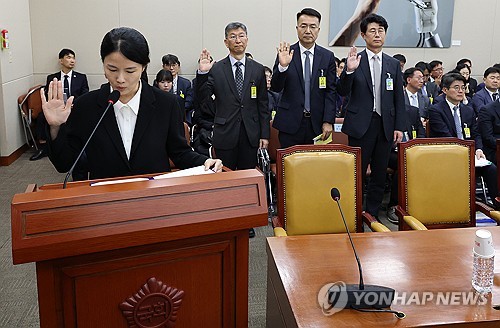 증인 선서하는 최주희 티빙 대표