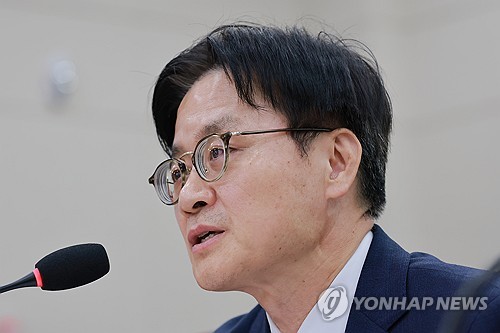 국정감사에서 답하는 김정관 산업장관
