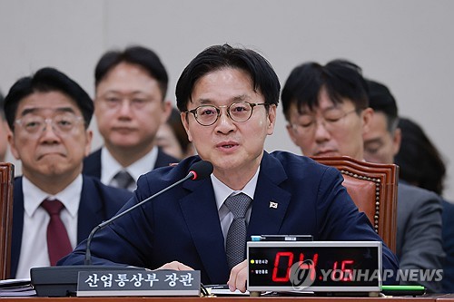 국정감사에서 답변하는 김정관 산업장관