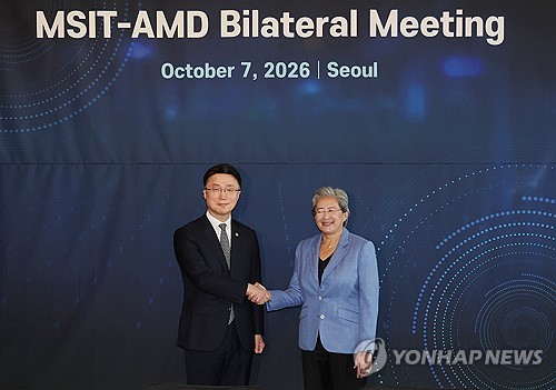 류제명 차관, 리사 수 AMD 회장과 악수