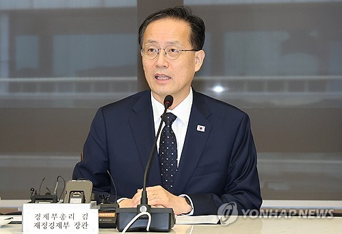 발언하는 이형일 부총리