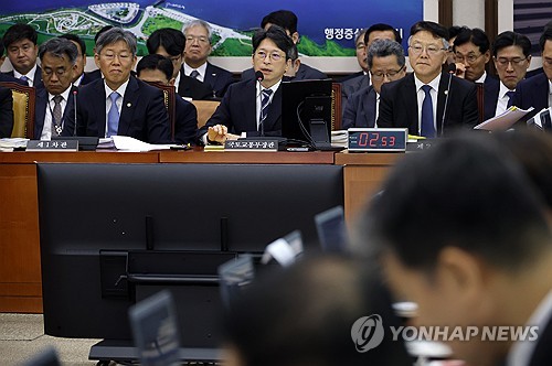 국감 답변하는 홍지선 장관