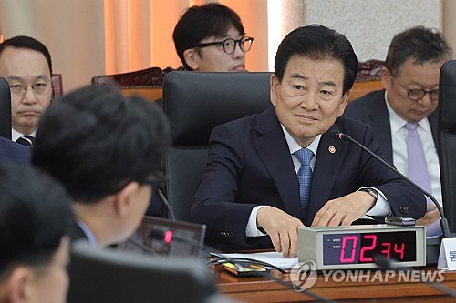 한동훈 의원 질의 듣는 정동영 통일부 장관