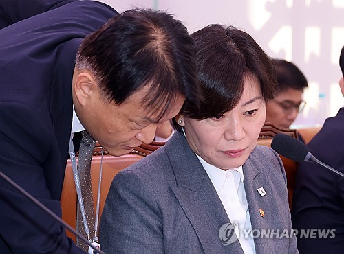 농식품부 국감, 얘기 나누는 송미령 농식품부 장관