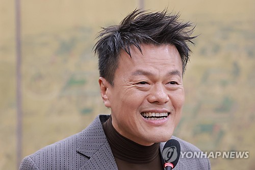국정감사에서 업무보고하는 박진영 위원장
