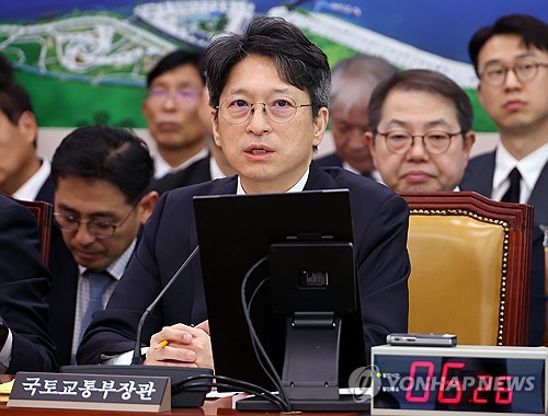 국감 답변하는 홍지선 국토교통부 장관