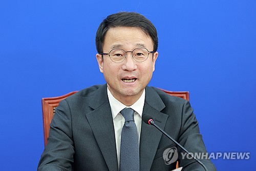 민주당 국감대책회의서 발언하는 한병도 원내대표
