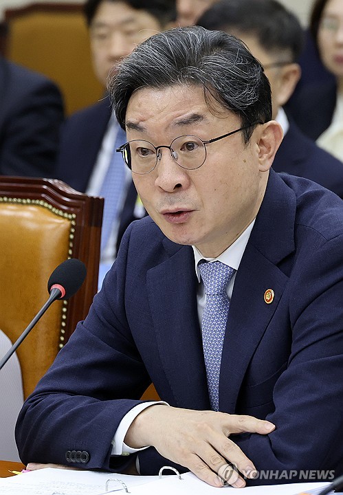 질의 답하는 이억원 금융위원장