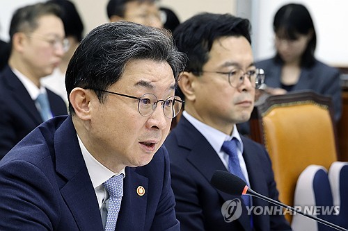 질의 답하는 이억원 금융위원장