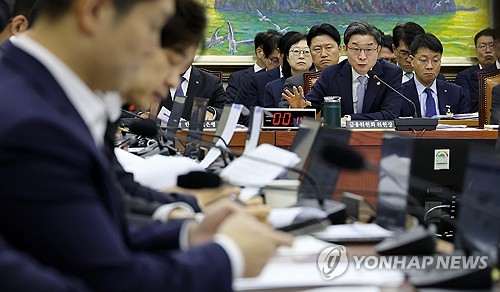 질의 답하는 이억원 금융위원장