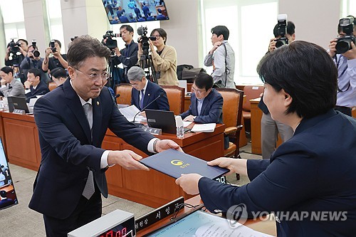 법무부 국정감사, 이진수 장관 직무대행 선서문 제출