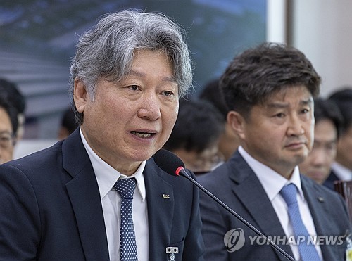 의원 질의에 답하는 유정훈 한국도로공사 사장