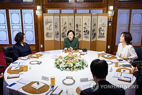 공공임대 및 사회주택 분야 전문가 만난 한성숙 국무총리