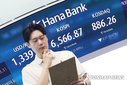 12일 서울 중구 하나은행 본점 딜링룸 전광판