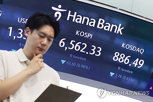12일 서울 중구 하나은행 본점 딜링룸 전광판