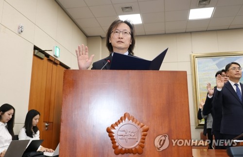 12일 선서하는 주병기 공정거래위원장