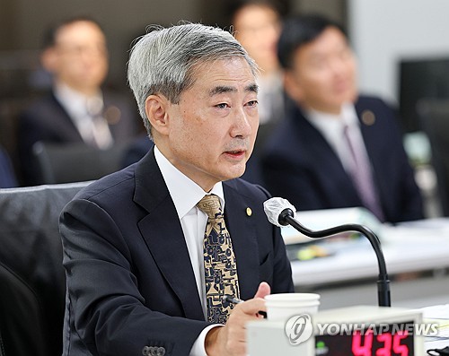 질의에 답하는 신현송 한국은행 총재