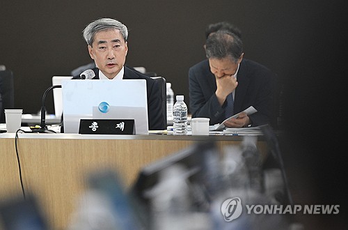답변하는 신현송 한국은행 총재
