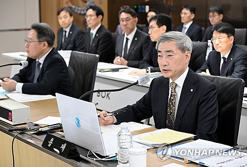 답변하는 신현송 한국은행 총재