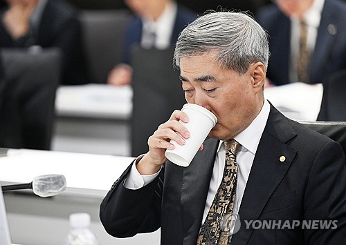 목 축이는 신현송 한국은행 총재