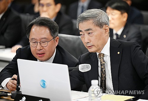 자료 검토하는 한은 총재와 부총재