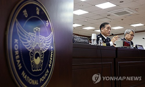 질의에 답하는 김종철 직무대행