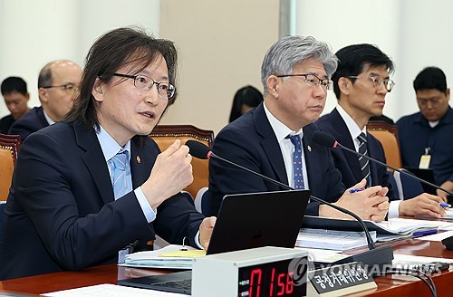 정무위 국감, 답변하는 주병기 공정거래위원장