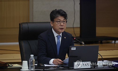 발언하는 진성준 국방위원장