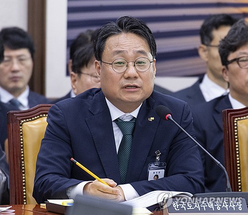 LH 부채 증가 관련 질의에 답하는 이성훈 사장