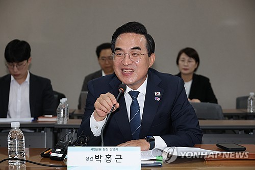 서민금융 간담회 인사말하는 박홍근 장관