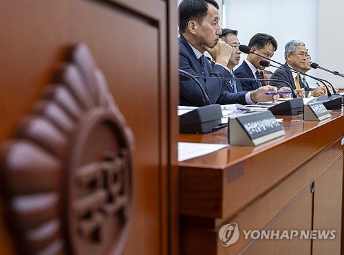 의원 질의에 답하는 김동철 한국전력 사장