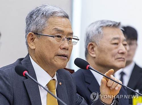 의원 질의에 답하는 김동철 한국전력 사장