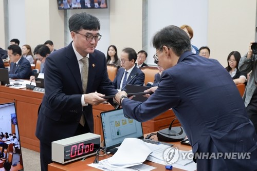 선서문 제출하는 임기근 국무조정실장