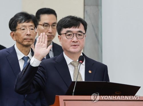 선서하는 임기근 국무조정실장