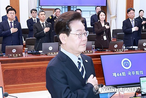국기에 경례하는 국무위원들