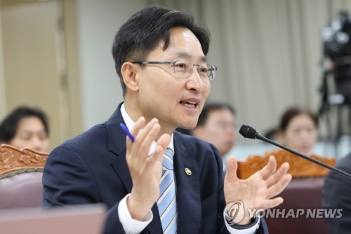 질의에 답하는 임광현 국세청장