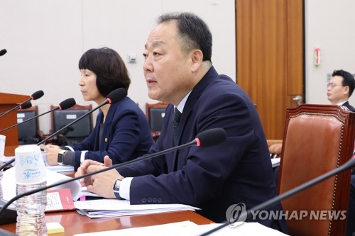 질의에 답하는 손인혁 헌재 사무처장