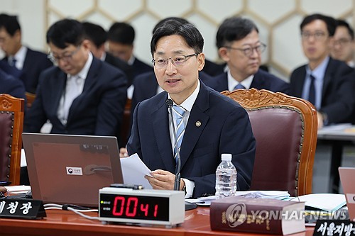 위원 질의에 답하는 임광현 국세청장