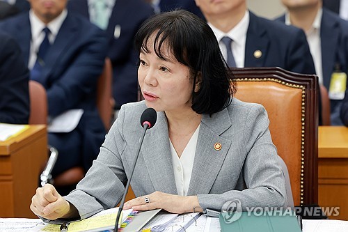 국정감사에서 답변하는 송경희 개인정보보호위원장