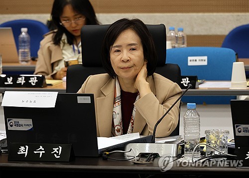 답변 듣는 최수진 의원