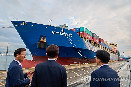 이재명 대통령, 북극항로 시범운항선 시찰